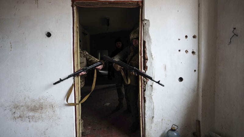 Záběry surové přestřelky i odpálené kadibudky. Azov zlikvidoval okupanty a vyčistil vesnici