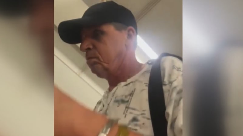 V metru osahával ženu na intimních partiích. Policie pátrá po zvrhlém muži, zveřejnila fotku