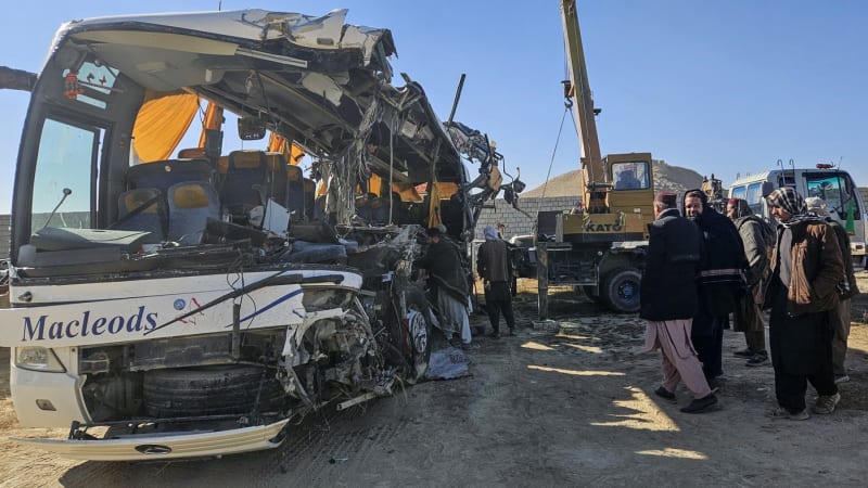 Přes 70 mrtvých při tragické havárii autobusu. Mířil do Kábulu, nehodu má na svědomí řidič